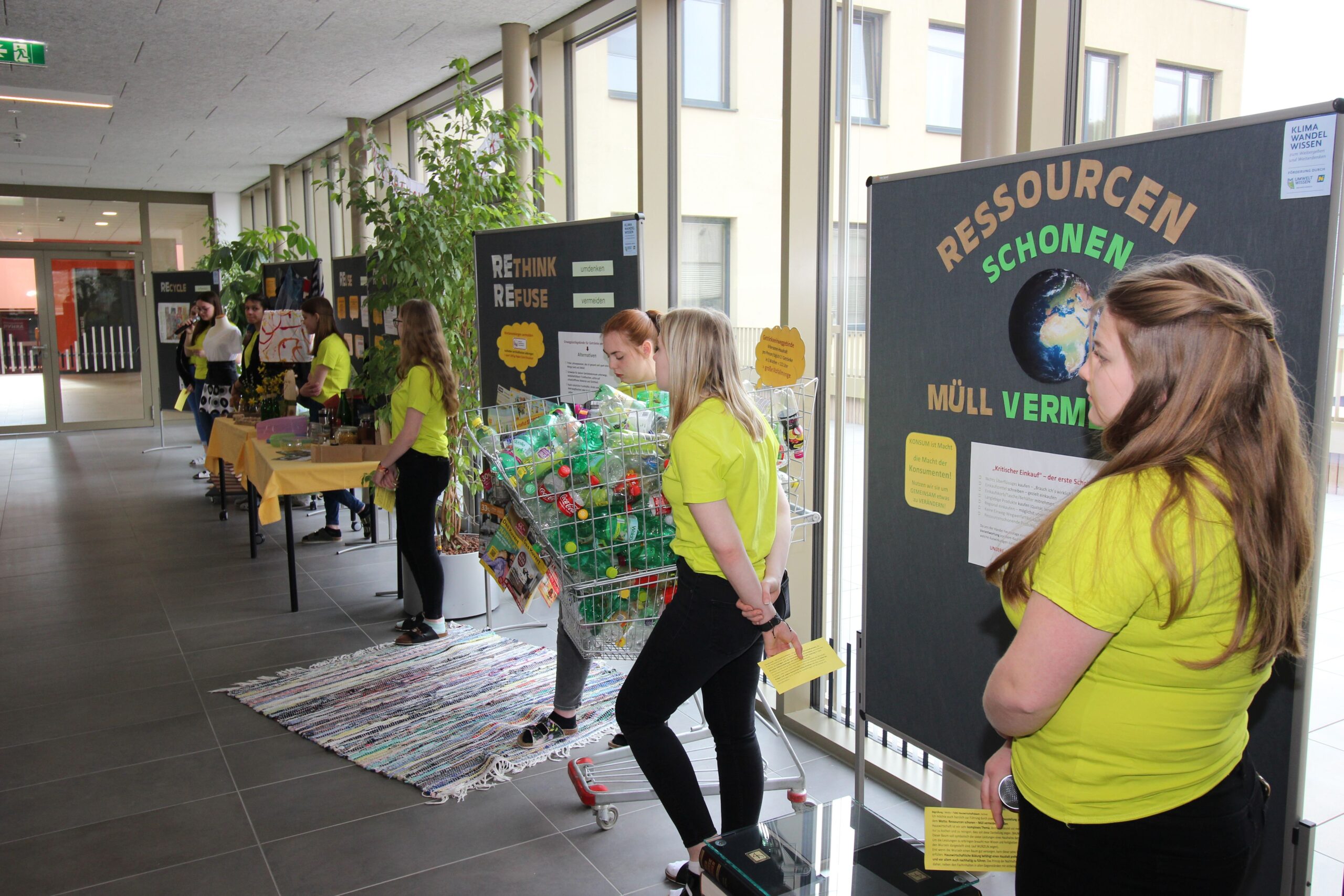 AUSSTELLUNG ZUR RESSOURCENSCHONUNG ANLÄSSLICH DES WELTHAUSWIRTSCHAFTSTAGES AN FACHSCHULE PYHRA GESTALTET