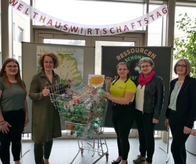 AUSSTELLUNG ZUR RESSOURCENSCHONUNG ANLÄSSLICH DES WELTHAUSWIRTSCHAFTSTAGES AN FACHSCHULE PYHRA GESTALTET