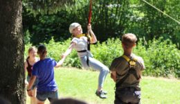 Abenteuerliche Outdoorpädagogik: Schülerinnen und Schüler bauen Hochseilgarten mit Flying Fox auf