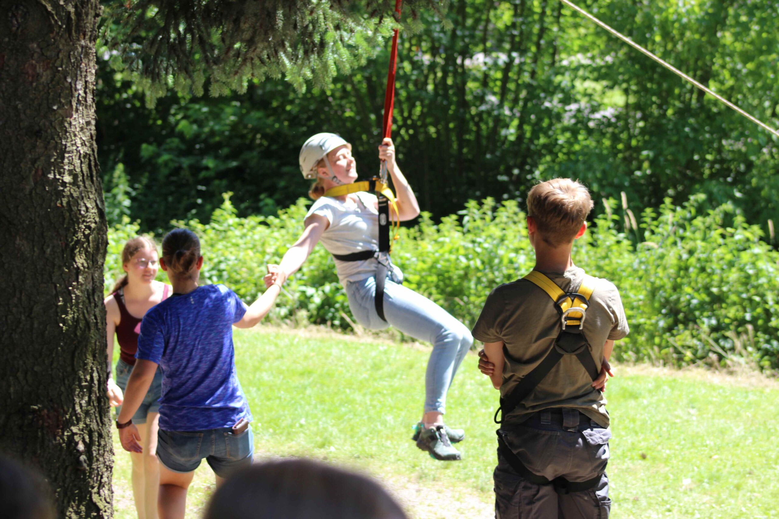 Abenteuerliche Outdoorpädagogik: Schülerinnen und Schüler bauen Hochseilgarten mit Flying Fox auf