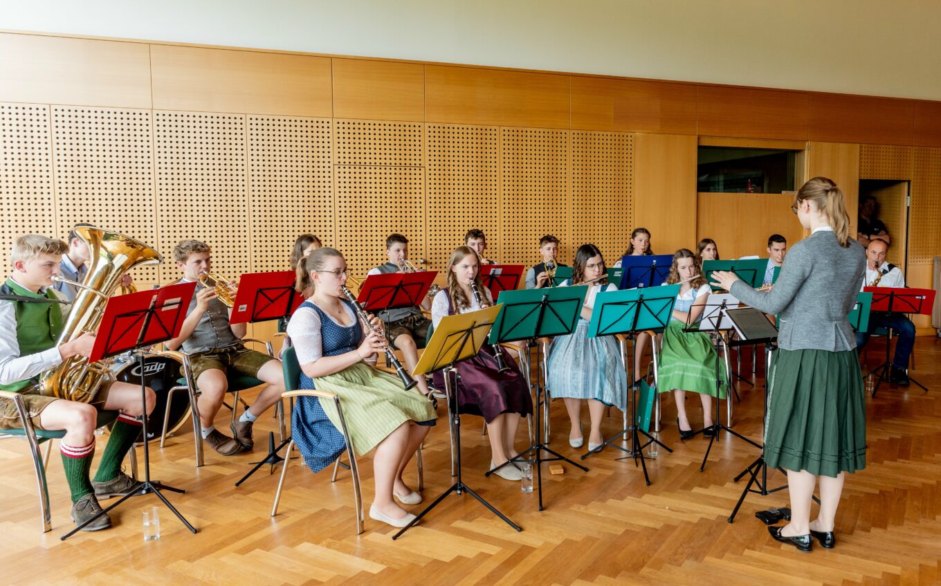 Das Blasmusik-Ensemble der LFS Pyhra spielt groß auf in der Landeslandwirtschaftskammer NÖ – Krönung der neuen Milchhoheiten Das Blasmusik-Ensemble der LFS Pyhra spielt groß auf in der Landeslandwirtschaftskammer NÖ – Krönung der neuen Milchhoheiten