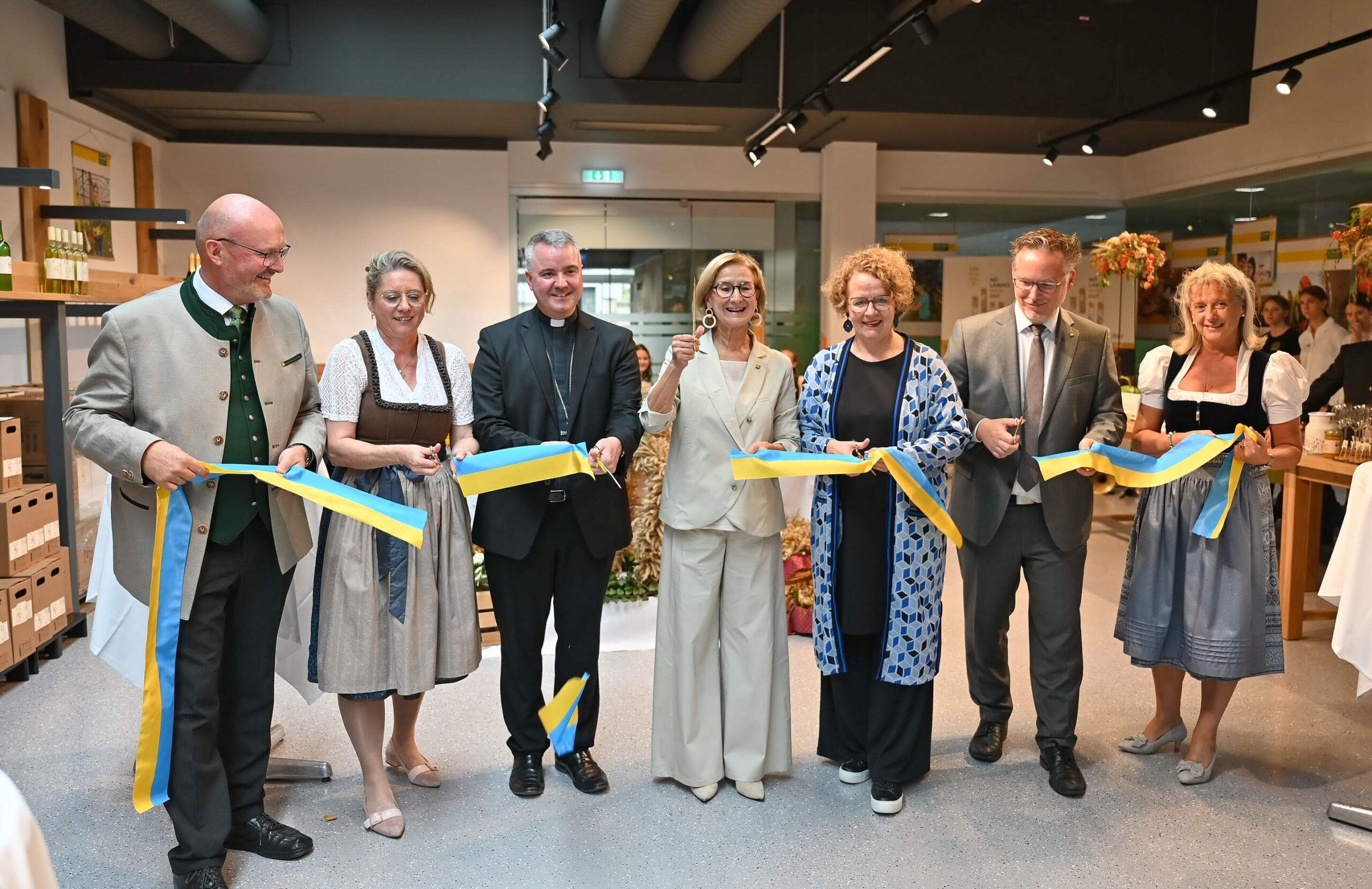 Foto Banddurchschnitt Banddurchschnitt (v.l.n.r.) Landesgüterdirektor Erhard Kührer, Kellermeisterin Judith Hartl, Abt Patrick Schöder, Landeshauptfrau Johanna Mikl-Leitner, Bildungs-Landesrätin Christiane Teschl-Hofmeister, Helmuth Sturm, Abteilungsleiter Schulen und Kindergärten, und Landesschulinspektorin Agnes Karpf-Riegler beim traditionellen Banddurchschneiden anlässlich der Eröffnung des neuen Landhauskellers. Foto Copyright: Jürgen Mück