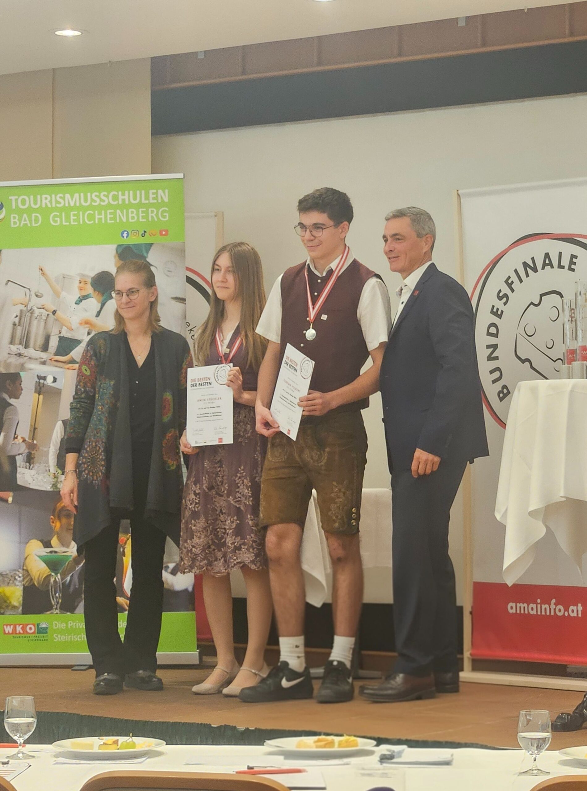 Siegerehrung v.l.n.r.: Mag. Dorith Knitel (Bundesministerium für Bildung), Anita Stückler, Florian Volkert, Dr. Peter Hamedinger (AMA Marketing)