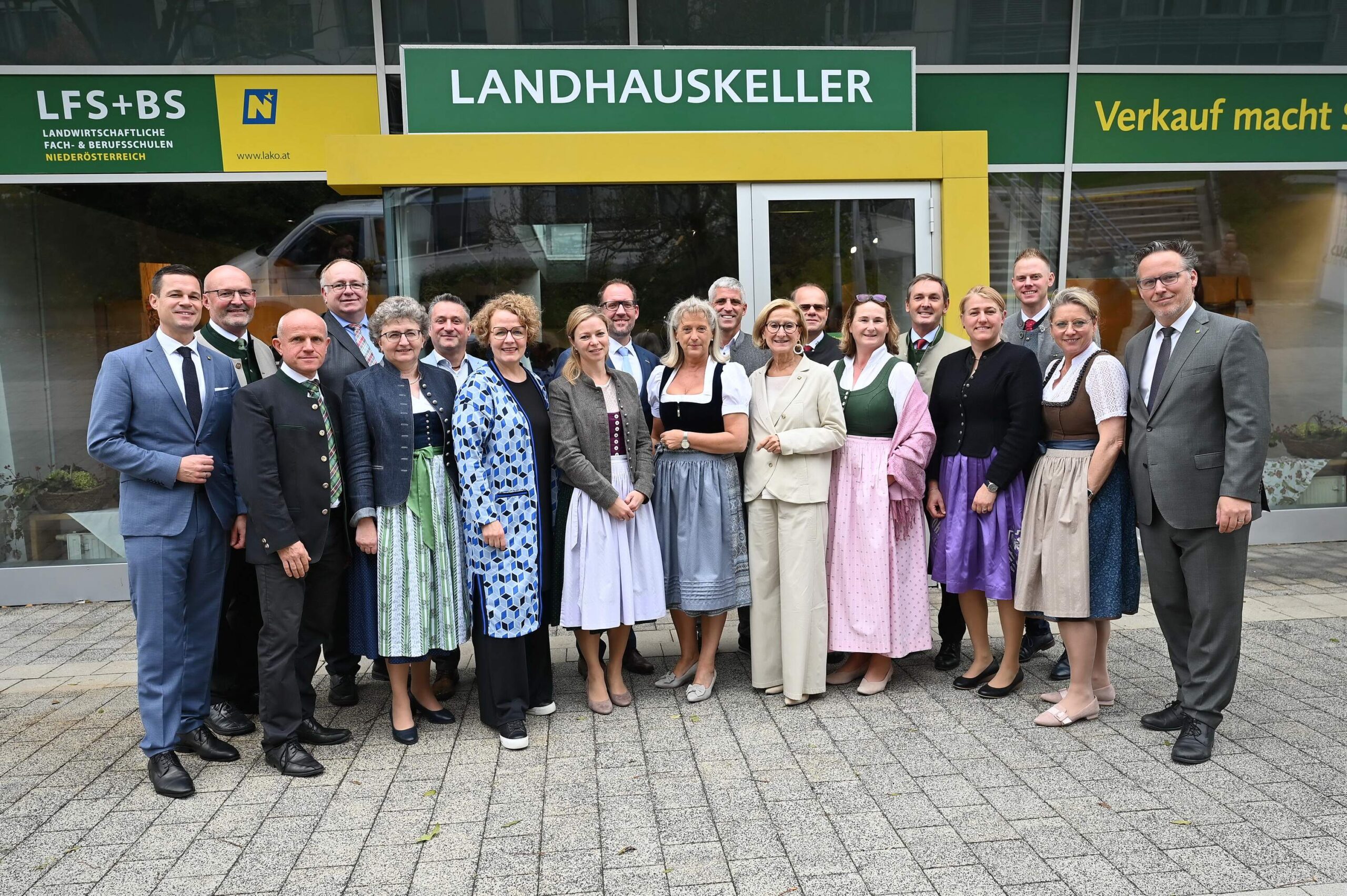 Foto Direktorinnen und Direktoren Direktoren Landeshauptfrau Johanna Mikl-Leitner, Bildungs-Landesrätin Christiane Teschl-Hofmeister und Bildungsdirektor Karl Fritthum mit den Direktorinnen und Direktoren vor dem neuen Landhauskeller. Foto Copyright: Jürgen Mück