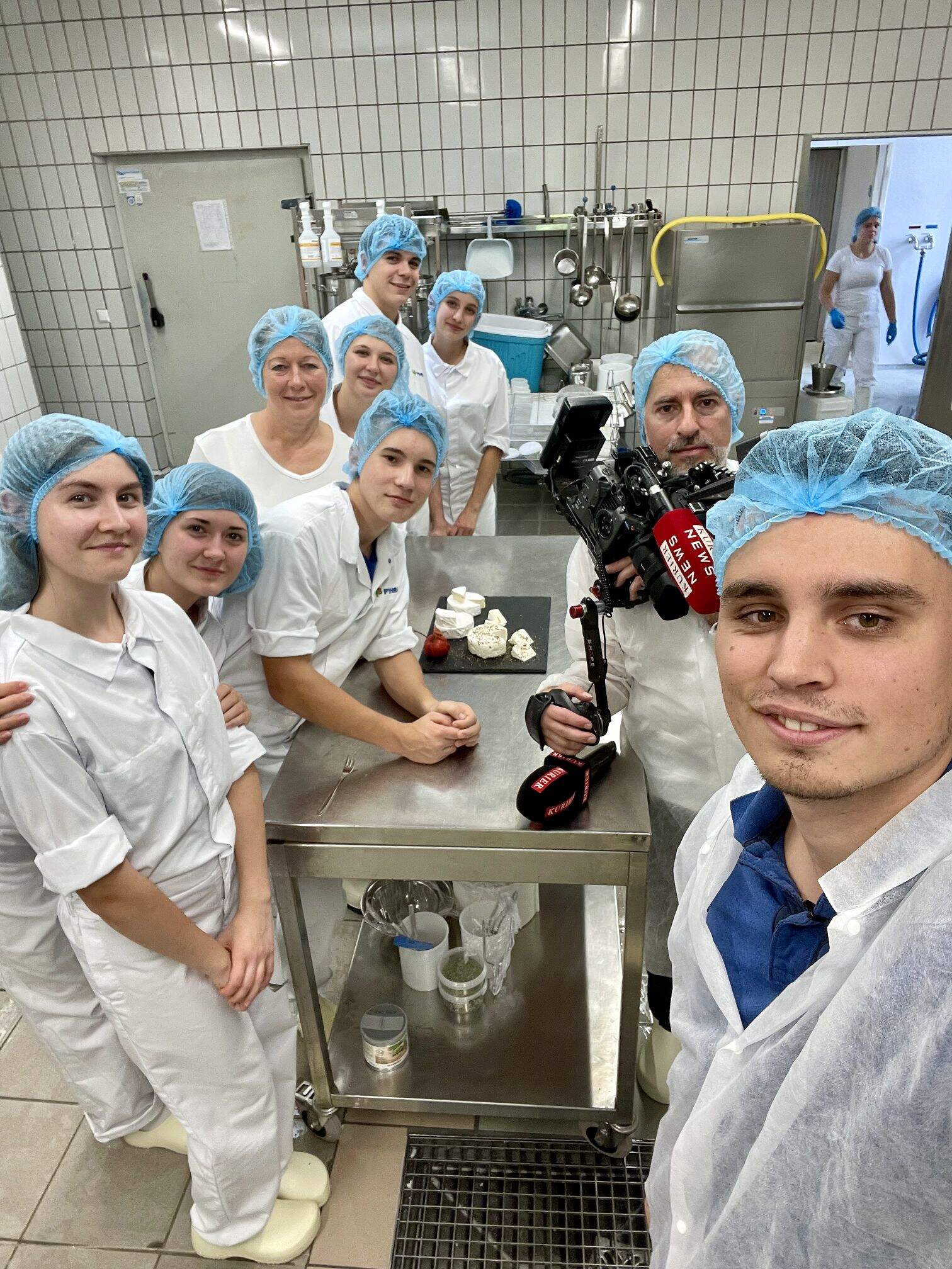 KURIER-TV-Reporter Michi Baumgartner wollte wissen: Wie entsteht Käse?