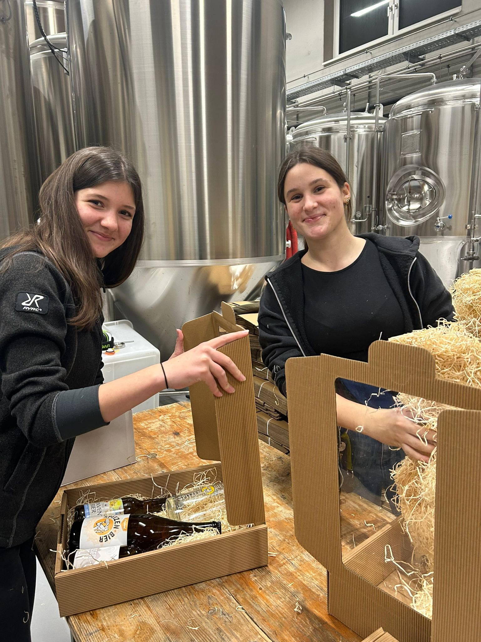 Mitglieder des Landjugend-Schulsprengels helfen Geschenkspakete zusammen zu stellen