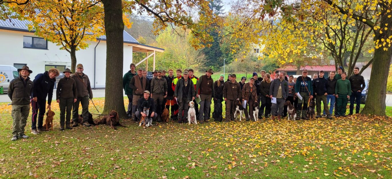 Schweißhundeprüfung an der LFS Pyhra – Schülerinnen und Schüler des Wahlpflichtfaches Jagd unterstützen Vorbereitung und Durchführung