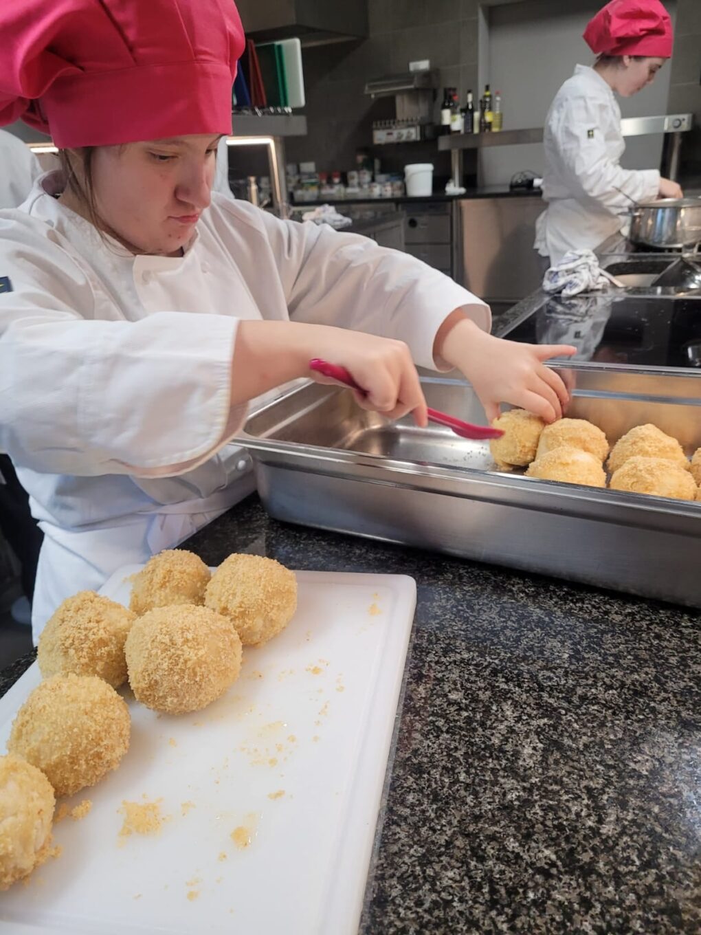 Die Kunst der Knödelküche – Ein süßer Praxistag im 1. Jahrgang Betriebs- und Haushaltsmanagement