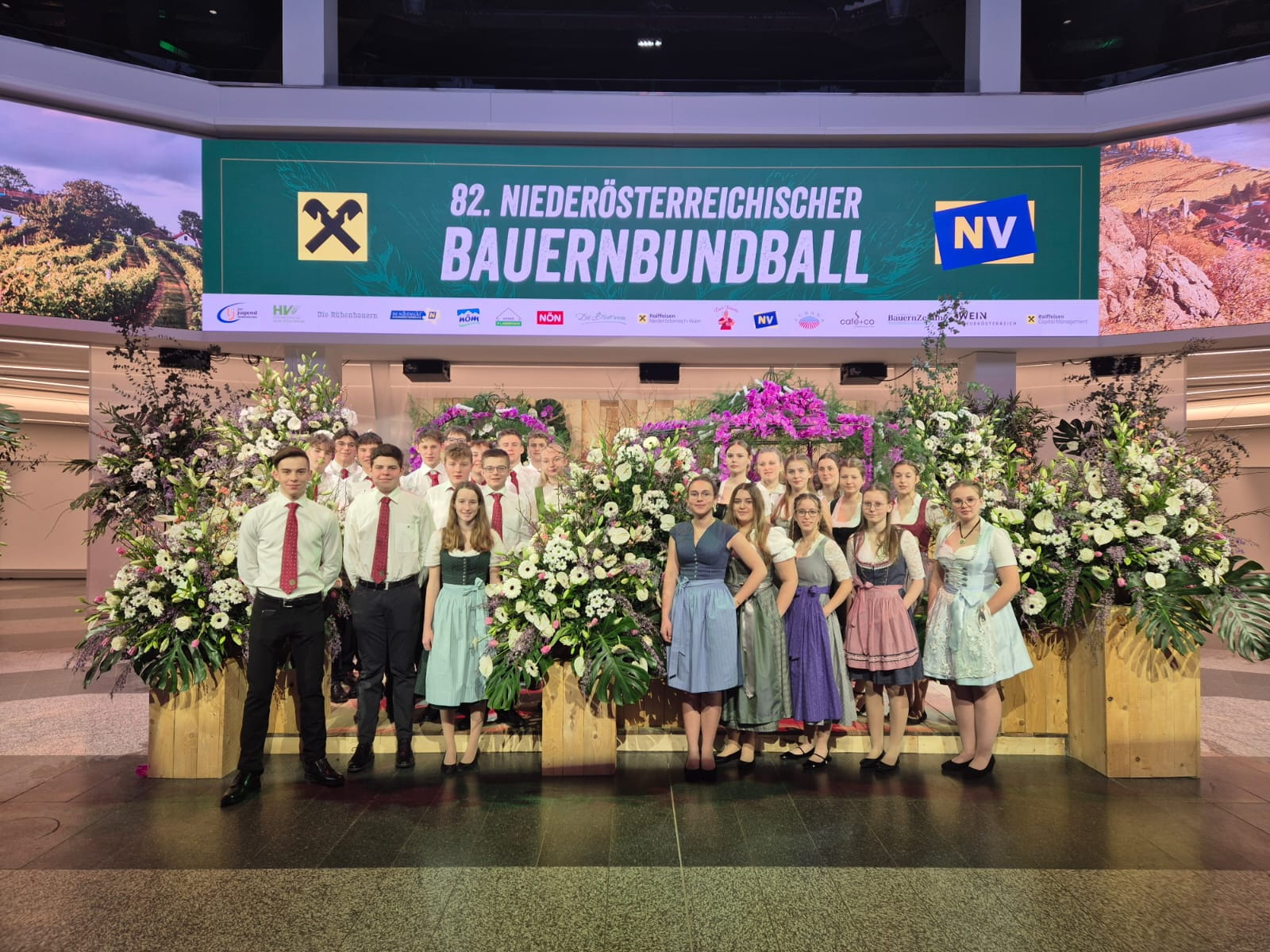 Schülerinnen und Schüler des Bildungszentrums Pyhra beim NÖ Bauernbundball in Wien aktiv dabei