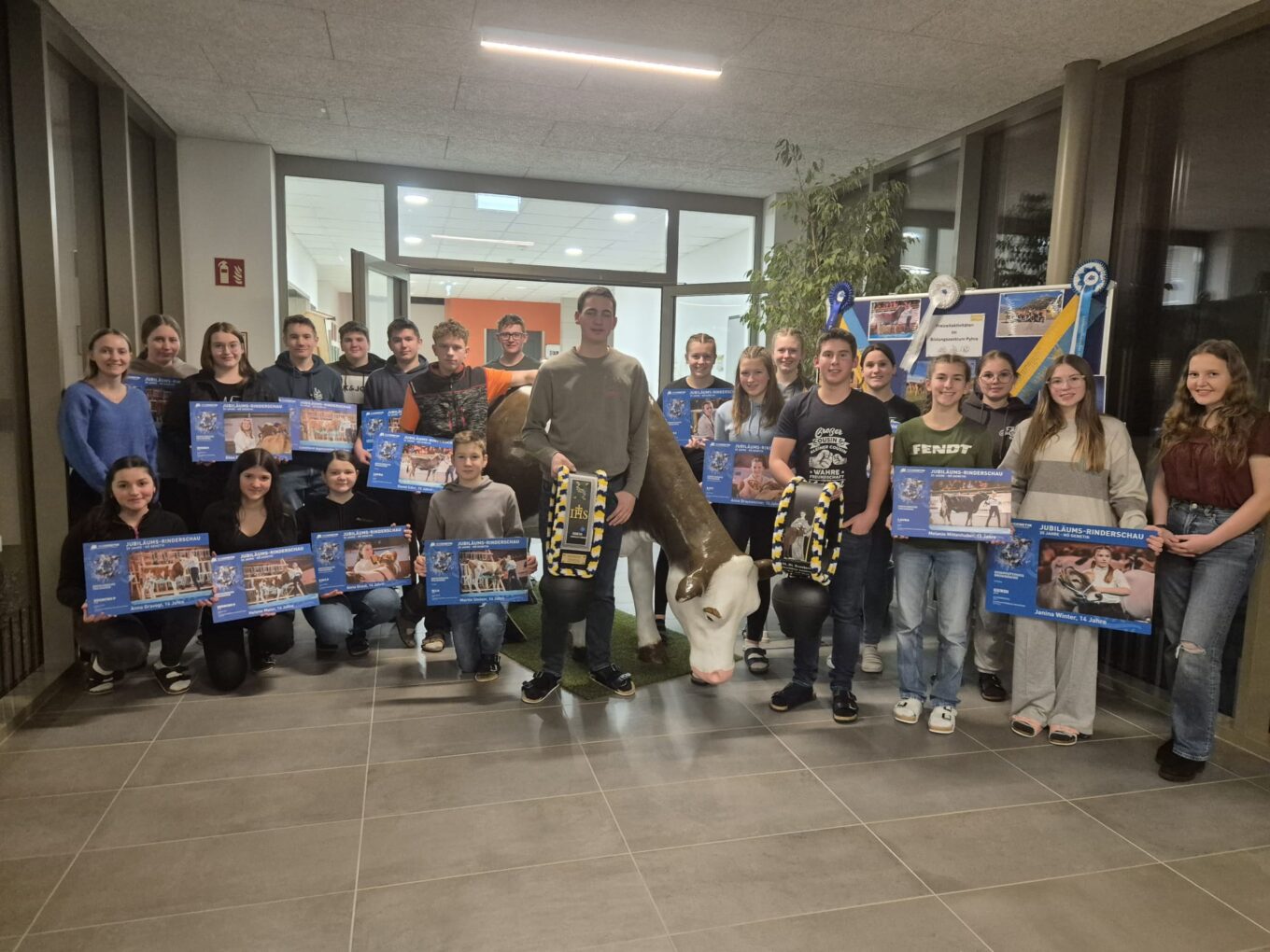 Jungzüchterinnen und Jungzüchter vor den Vorhang