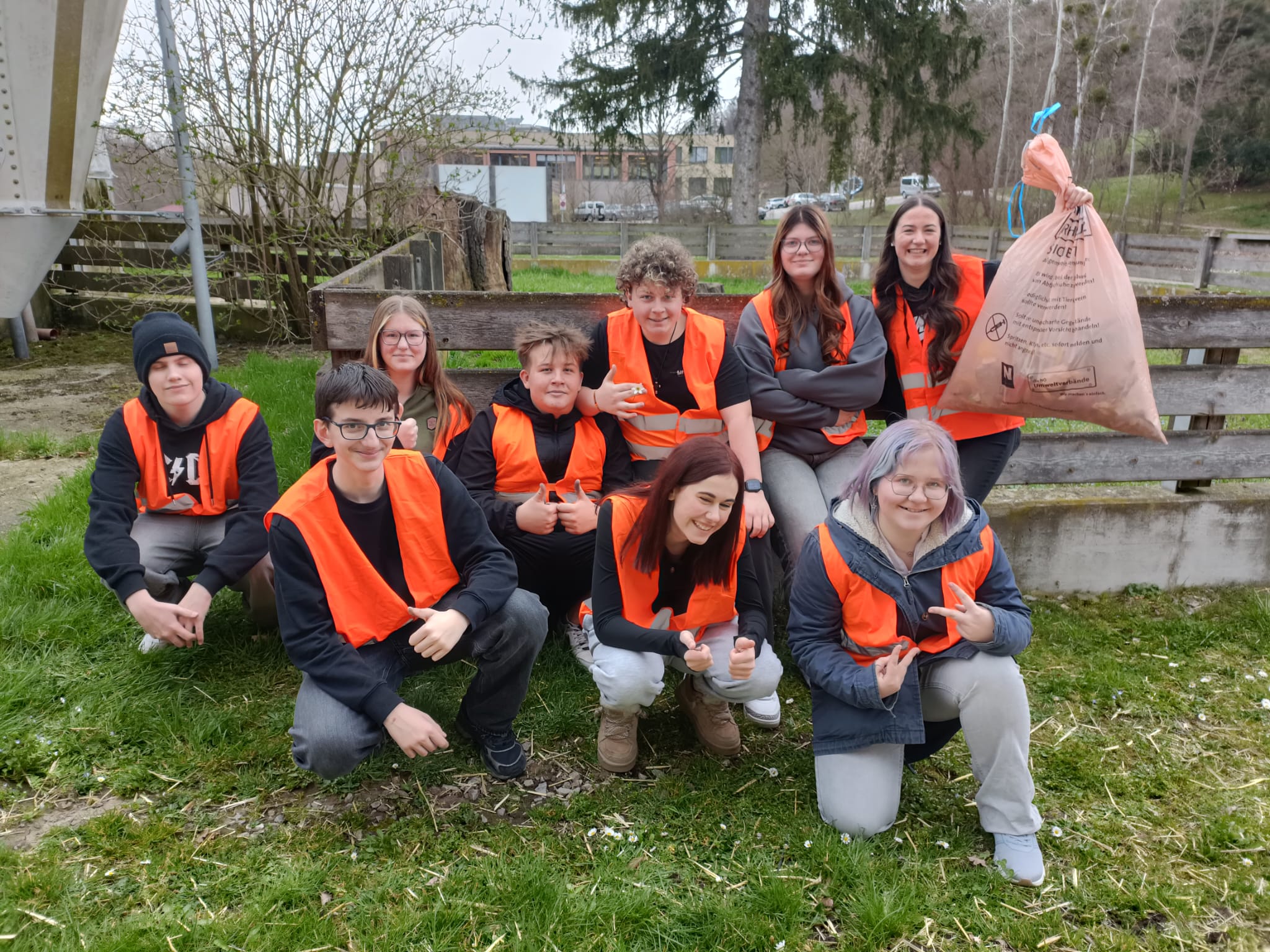 WIEDER IM EINSATZ: BILDUNGSZENTRUM PYHRA BEIM FRÜHJAHRSPUTZ DER MARKTGEMEINDE PYHRA