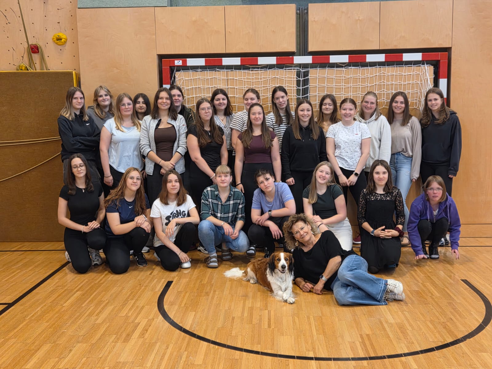 Besuch von Therapiebegleithund Harley in der 3 BHM